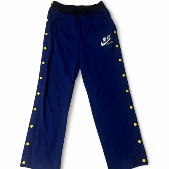 Nike - Picture 2 of 4